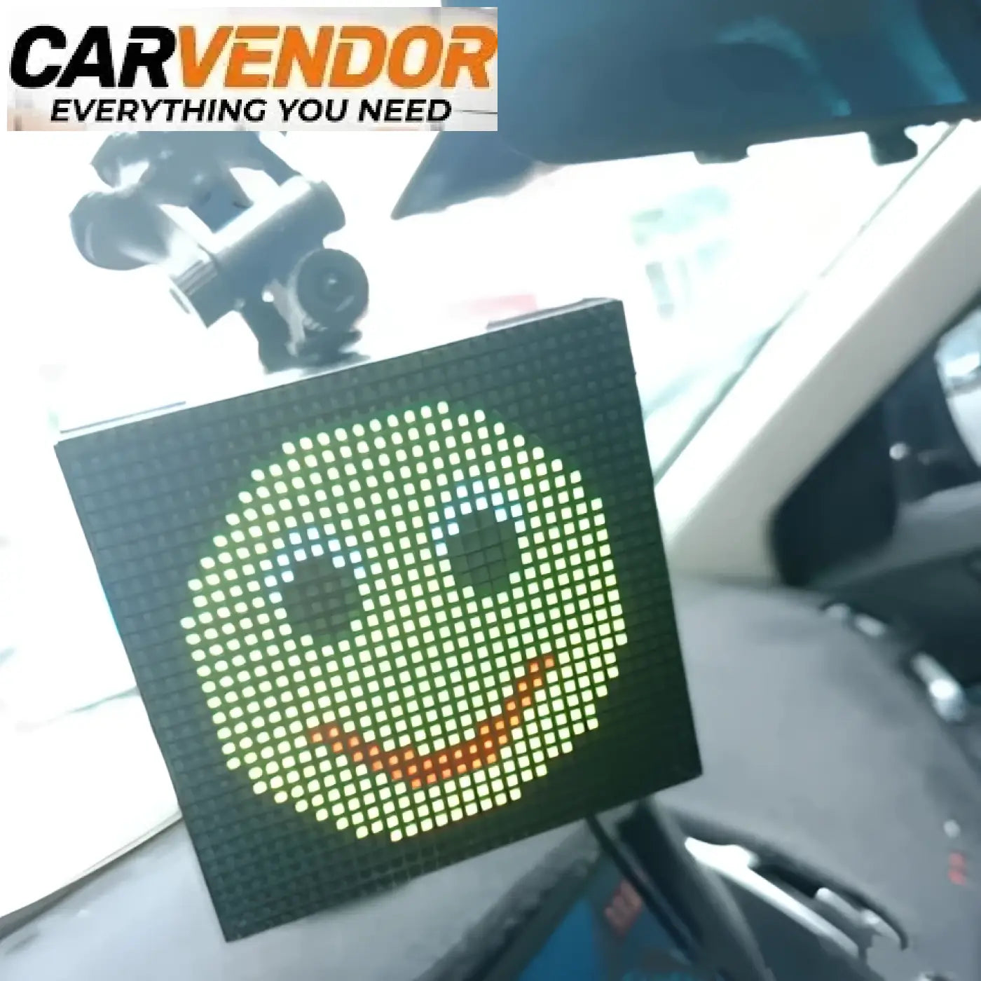 Auton led-emojinäyttö viestivalo näyttää kirkkaan vihreällä led-näytöllä hymyilevän kasvot sinisillä silmillä ja oranssilla suulla