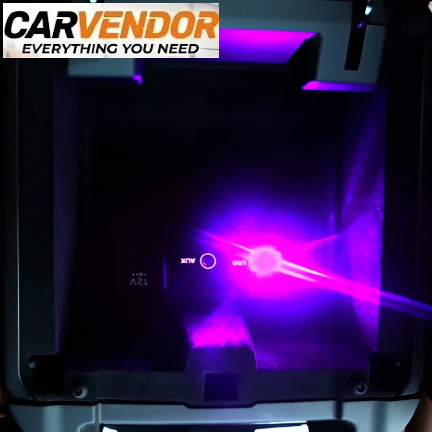 Kompakti usb-tunnelmavalo autoon näyttää violetin laserin mustasta laitteen takaosasta jossa on ohjauspainikkeet