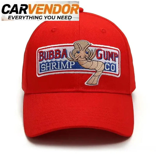 Punainen kulttimaineen saavuttanut retro-lippis jossa bubba gump shrimp co brodeerattu logo ja vaalea katkarapukuosi